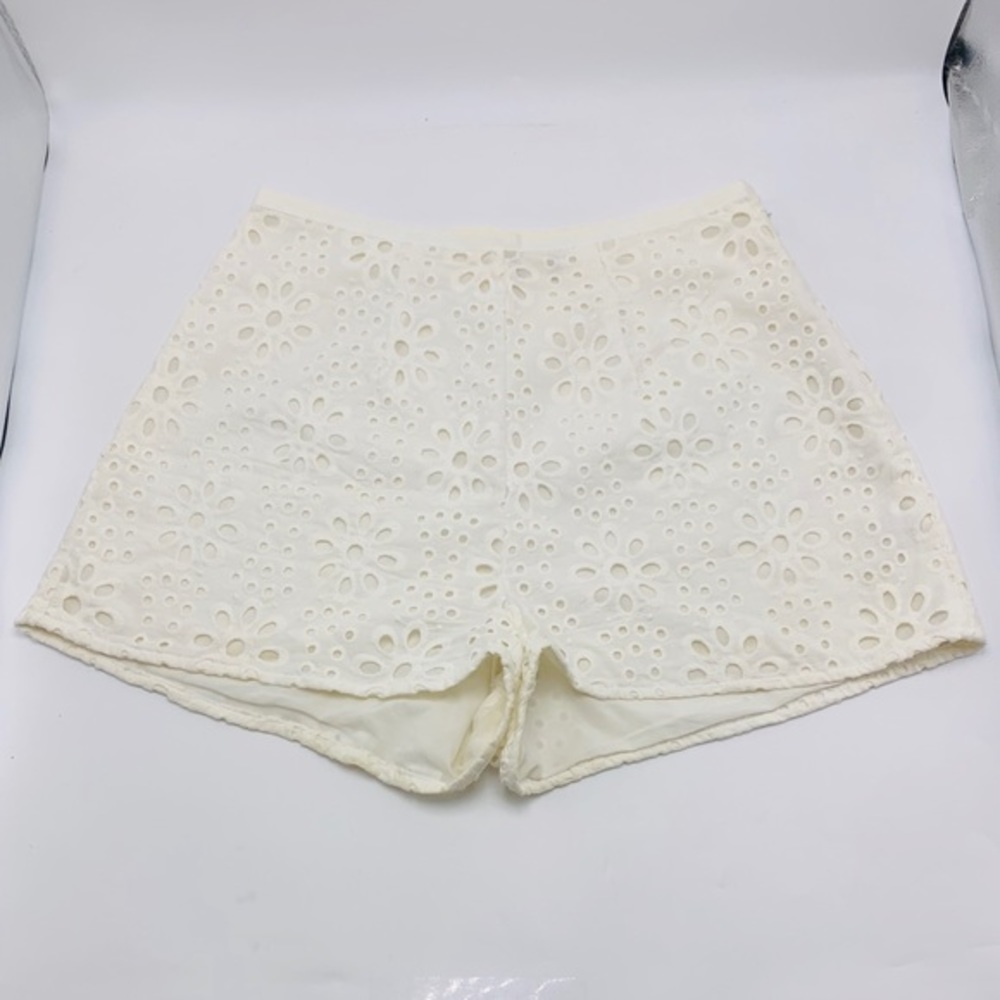 EUC Dolce Vita White Flower Eyelet Shorts - Picture 1 of 6